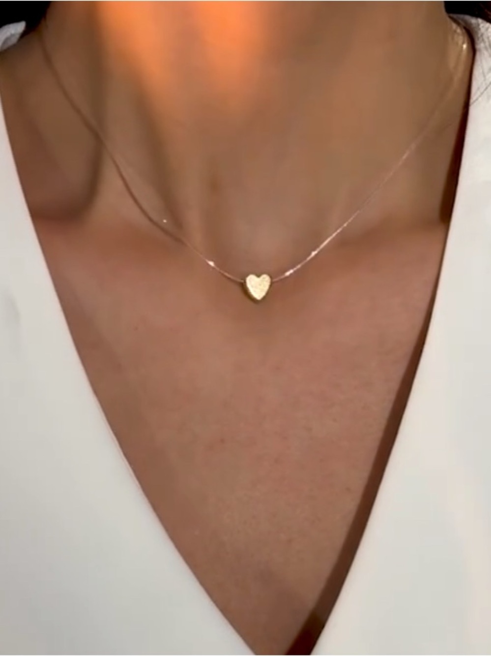 💛 Trendy Elegant Gold Heart Pendant Necklace - Transparent Fishing Line